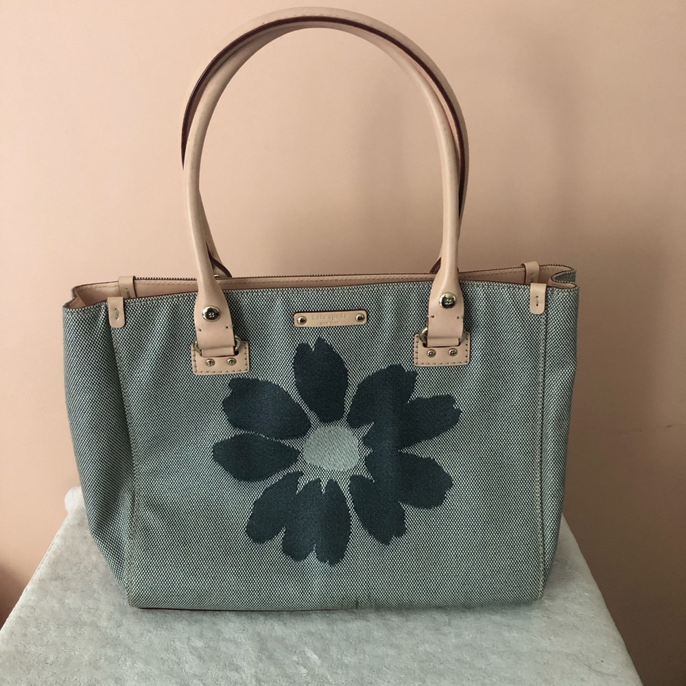 kate spade shoulder bag with flower motif in light cream and navy blue.